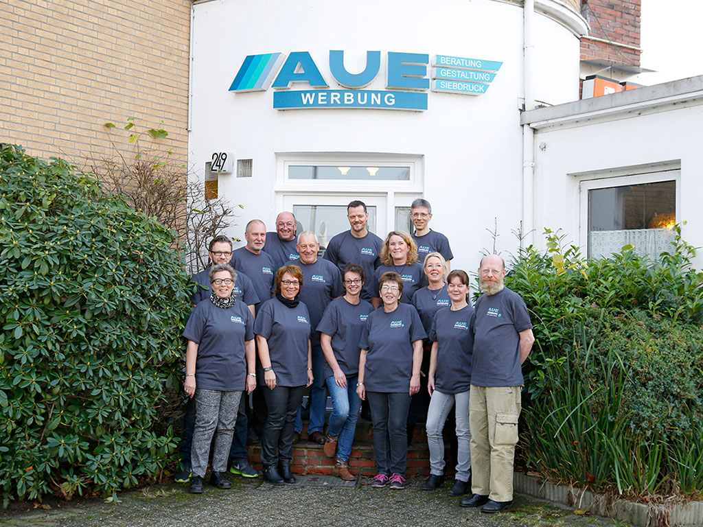 Das Team von AUE Werbung vor dem Firmengebäude in Oldenburg